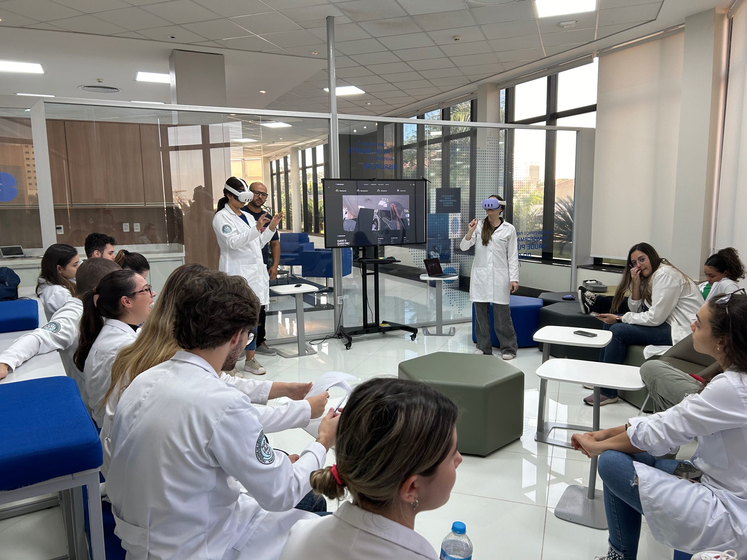 Alunos de medicina da FACISB experienciam solução de Realidade Estendida da Vholom